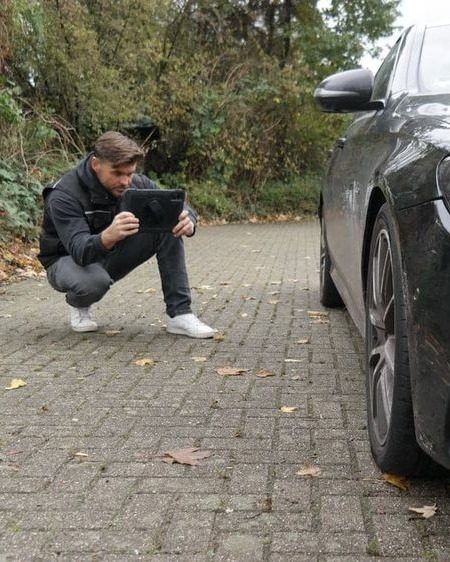 Carsten Heiken fotografiert ein Fahrzeug bei der Besichtigung in Mönchengladbach
